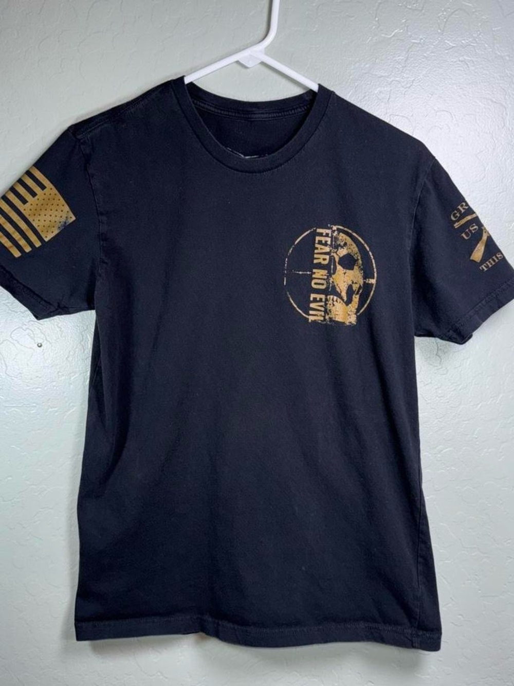 Grunt Style Fear No Evil Skull Graphic Tee Men’s Medium Black Gold USA Flag